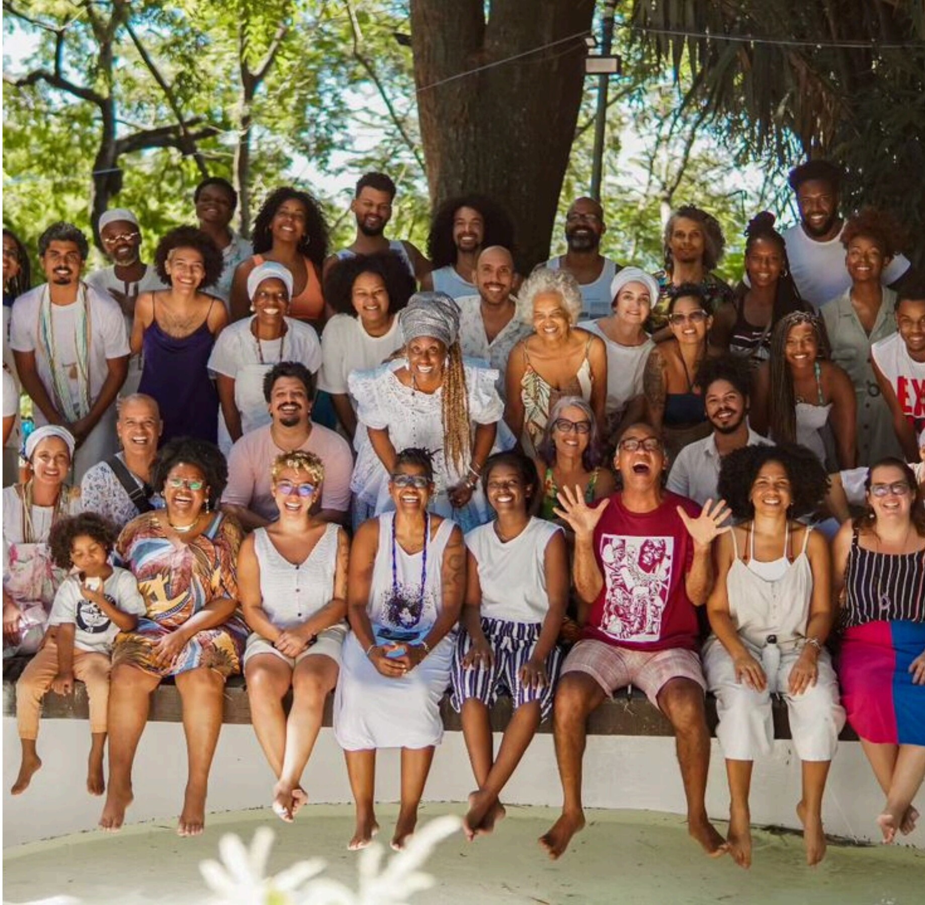 Grupo celebrando ao ar livre